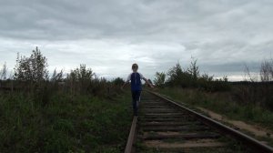 Девочка идет по рельсе