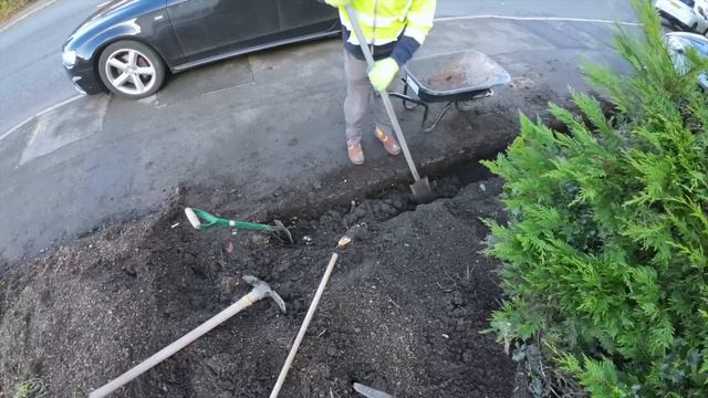 HOW TO BUILD AN ENGINEERING BRICK GARDEN WALL PART 1 смотреть онлайн