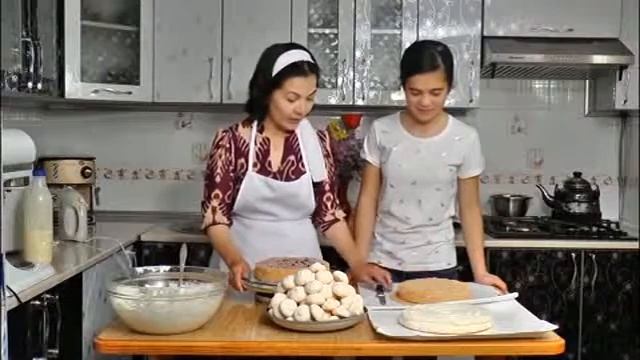 Готовим сами - Торт "ГРАФСКИЕ РАЗВАЛИНЫ" и Пирожное "РАФАЭЛЛО" с Умидой Атаметовой смотреть онлайн