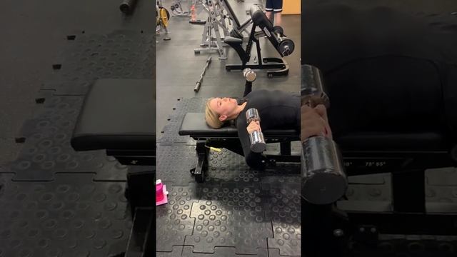 ЖИМ ГАНТЕЛЕЙ ЛЕЖА НА СПИНЕ смотреть онлайн