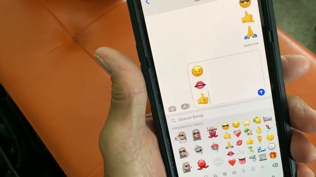 How to send a screen effect with stacked emojis in messages on iPhone 13 Pro Max смотреть онлайн