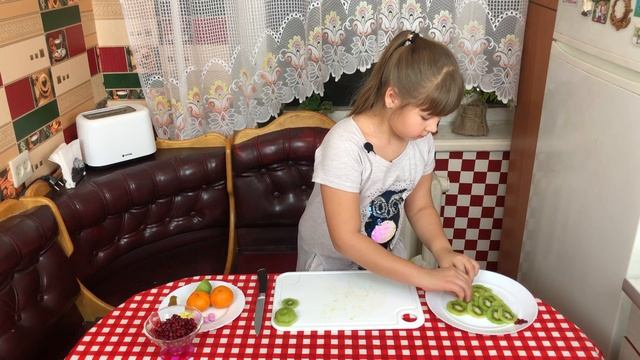 Красивая фруктовая нарезка на праздничный стол?? Елка из киви, Красивая новогодняя елочка из киви?? смотреть онлайн