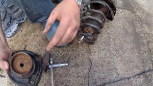 Замена пружины задней подвески Хендай Туссан.