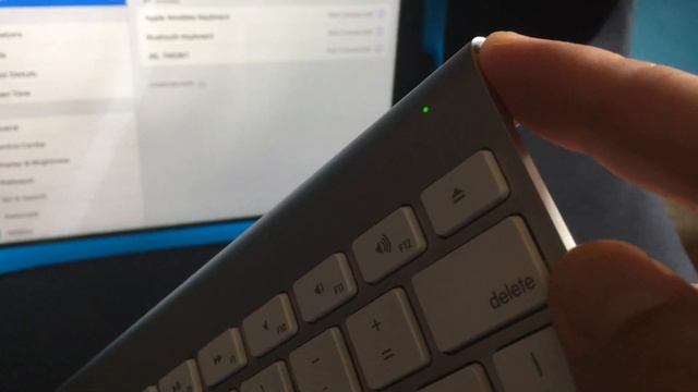 Resetting the Bluetooth on my Apple Magic Keyboard Wireless A1314. When off, press hold power butto смотреть онлайн
