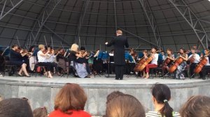 Оркестр в парке. Э. Григ «В пещере горного короля»