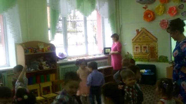 Танец "Пляшут детки у окна" в средней группе "Почемучки" ( воспитатели : Навроцкая Н.Ю., Мауль М.В. смотреть онлайн