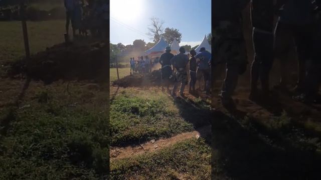 Как хоронят людей. Продолжение. Закапывают могилу.Африка. Кения.январь 2020 смотреть онлайн