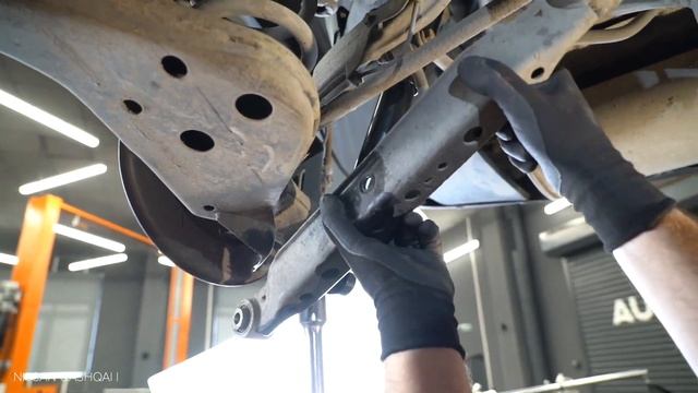 Jak wymienić tylne wahacz w NISSAN QASHQAI (J10, NJ10) [PORADNIK AUTODOC] смотреть онлайн