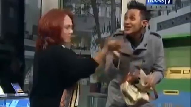 Opera Van Java 631 Miss Jenny Sang Pengasuh смотреть онлайн