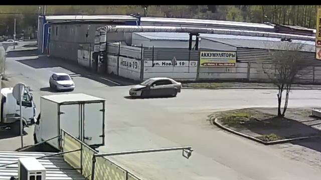 05.05.2015 ДТП по глупости, или зачем нужны знаки приоритета смотреть онлайн