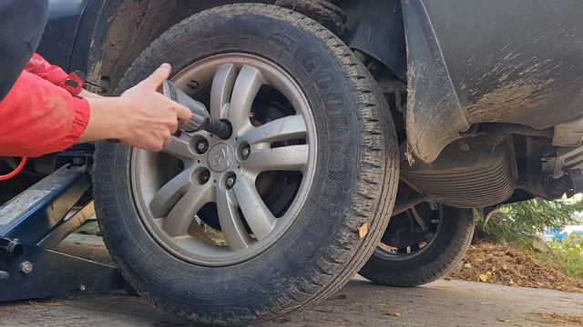 УПАЛ АВТОМОБИЛЬ?! КАК ПОМЕНЯТЬ КОЛЕСО НА АВТОМОБИЛЕ!? ЗАМЕНА КОЛЕС НА МАШИНЕ! смотреть онлайн