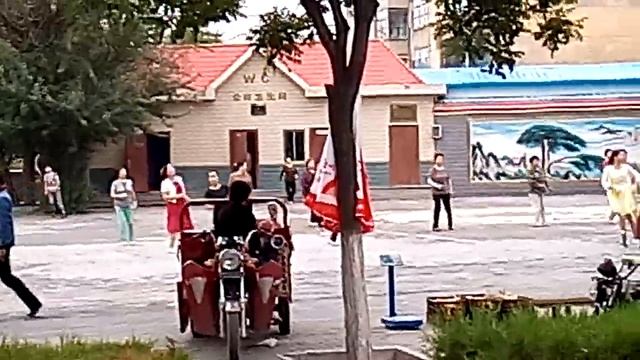 Китай: утренние танцующие бабушки смотреть онлайн