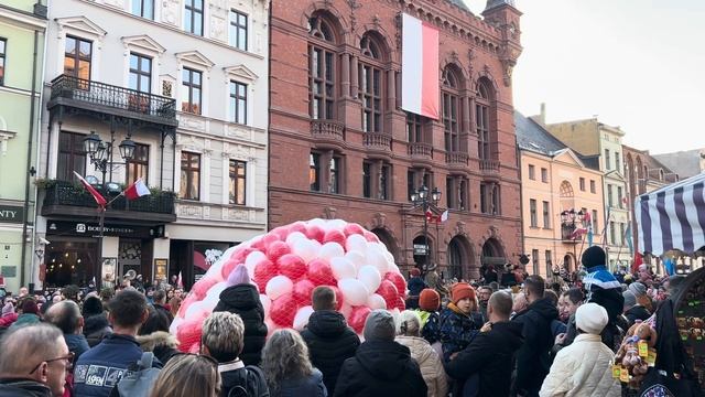 Дружний спів польського гімну та випуск святкових кульок у небо з приводу дня незалежності Польщі! смотреть онлайн