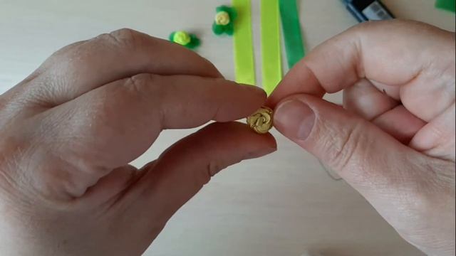 Как сделать мелкую розочку из атласной ленты 12мм. Розочка с листочками без клея. смотреть онлайн
