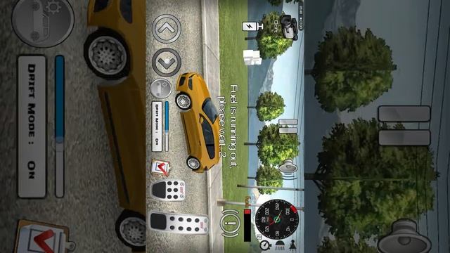Игрок в майнкрафт играет в игру логан дрифт