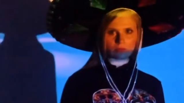 Мода - это не о лэйблах, и не о брендах. Это о чем-то еще, что происходит внутри нас. смотреть онлайн