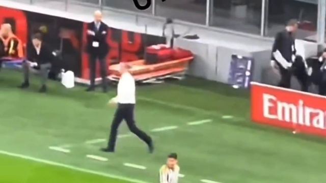 🤣 Massimiliano Allegri Crazy Reaction in the touchline during AC Milan vs Juventus смотреть онлайн