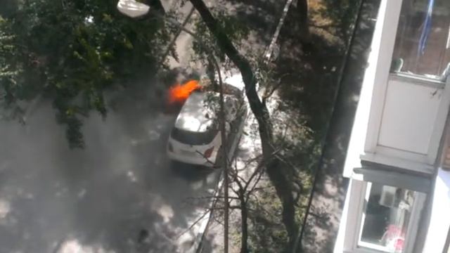Горит машина около отделения полиции №1 г.Владивостока смотреть онлайн