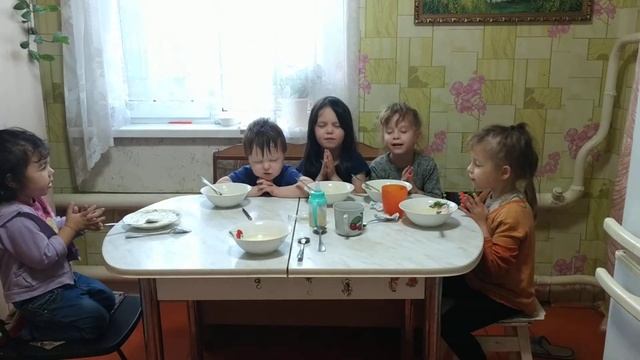 Чудесная детская молитва перед едой. Так мило!!!! смотреть онлайн