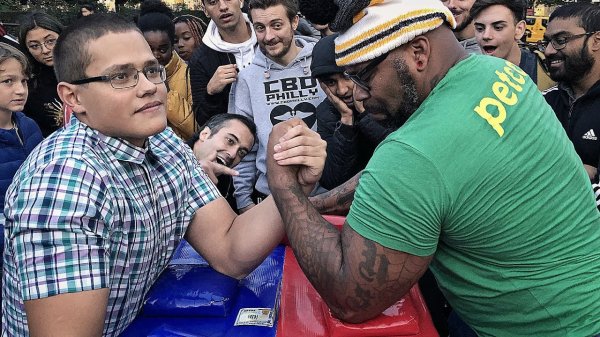 ARM WRESTLING
Русский ШКОЛЬНИК в Америке