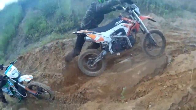 По карьеру на питбайках.