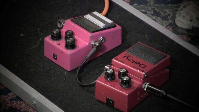 Vintage Ibanez AD9 vs Boss DM-2 analog delay guitar pedal shootout смотреть онлайн
