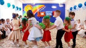 Танец выпускников с малышами "Ягодка-малинка" (Видео Валерии Вержаковой)
