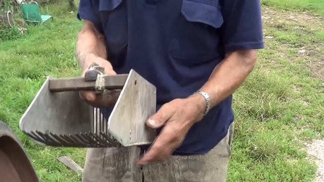 Совок ( комбайн ) для сбора ягоды, как сделал дядя Толя, брусника и медведь смотреть онлайн