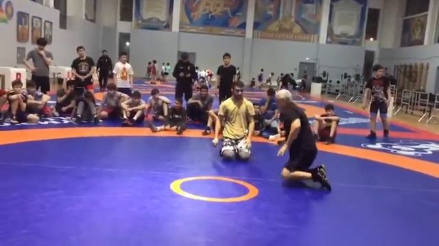 Приемы вольной борьбы с лучшими борцами и тренерами ,Олимпийская деревня. смотреть онлайн