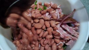 Быстрый салат с копченой колбасой и фасолью