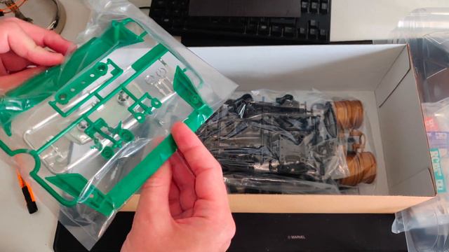 Unboxing Tamiya TT-01E Mercedes-Benz 190 E kit 58638 смотреть онлайн