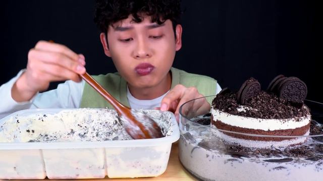 ASMR 투썸플레이스 쿠키 오레오 디저트 아이스박스파티팩 쿠앤크케이크 먹방~!! Cookie&Cream Cake Oreo Box Cake MuKBang~!! смотреть онлайн