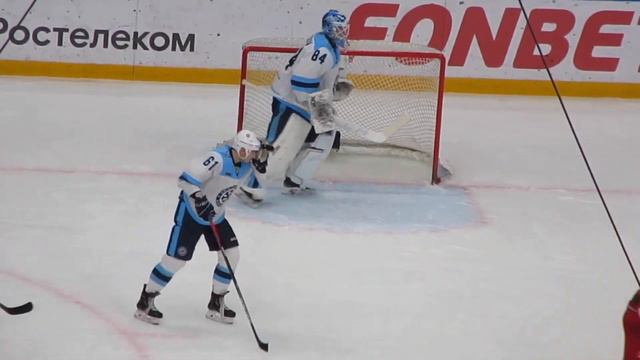 Alex Krasikov #84 in action during the Spartak@Sibir hockey game смотреть онлайн