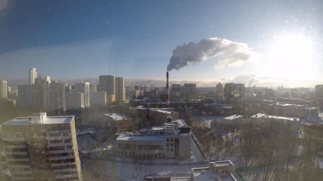 Облака бегут в городе на станции метро Молодёжная смотреть онлайн