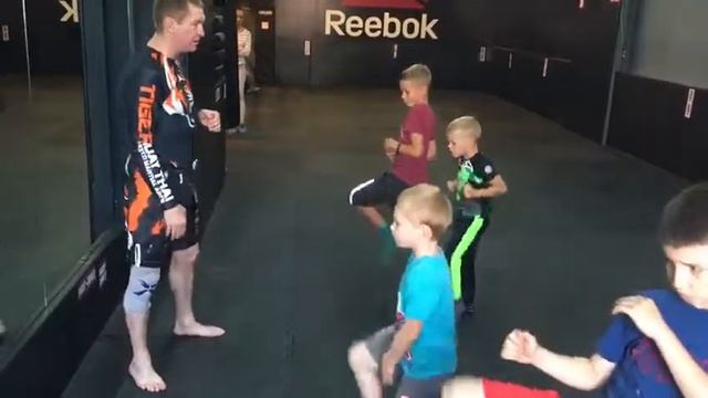 Fight-zone.pro представляет "Техника единоборств" Защита от Лоу кик, передней ногой 1 смотреть онлайн