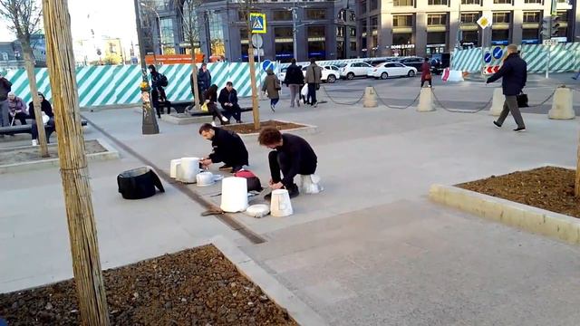 Уличные драммеры (зажигают рядом с метро Павелецкая) смотреть онлайн