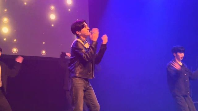 221027 Yoon Jisung in Vancouver 윤지성 밴쿠버 - Sunday Moon смотреть онлайн