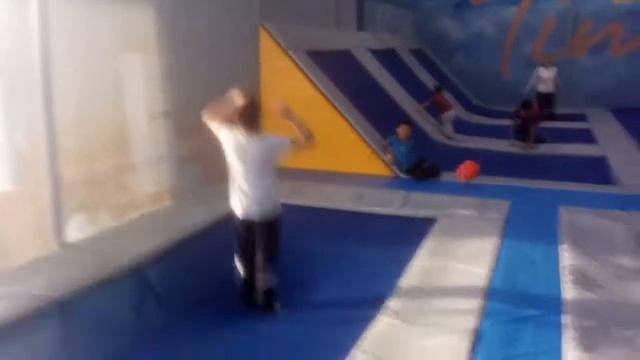 Сделал заднее сальто на батутах смотреть онлайн