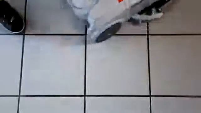 Ручная поломоечная машина Comac Vispa XS для уборки небольших помещений смотреть онлайн