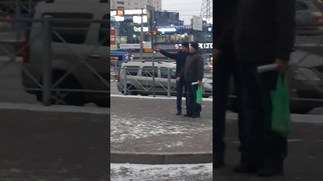 Пацан испытывает людей,ПРАНК - эксперимент.(извиняемся за звук) смотреть онлайн