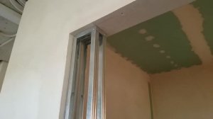 короб из гипсокартона для уменьшения дверного проема. Drywall install.
