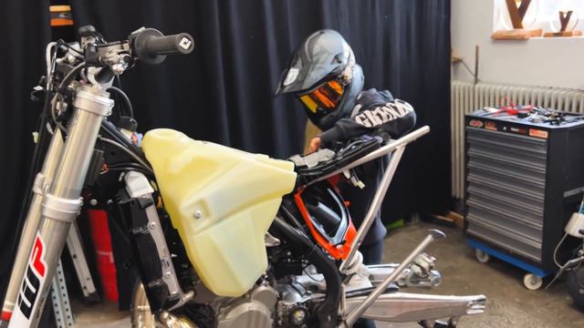 Epischer Supermoto Umbau für meine Freundin - KTM EXC 300 смотреть онлайн