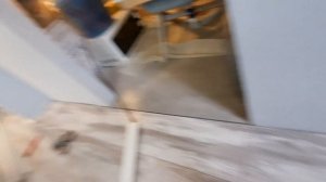 Как уложить ламинат без порогов. Стык пола и стены без плинтуса. Защита ламината от влаги гель Axto