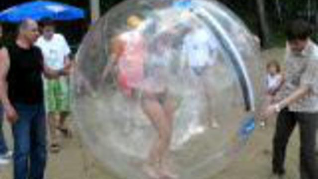 Спуск по песку в водном шаре ATTRO на Увильдах (www.water-games.ru)