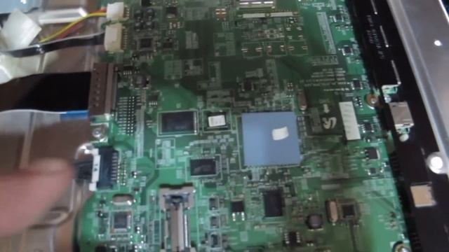 Ремонт телевизора Samsung UE32D5520 и UE40D5500 (сам оключается, а потом опять включается) смотреть онлайн
