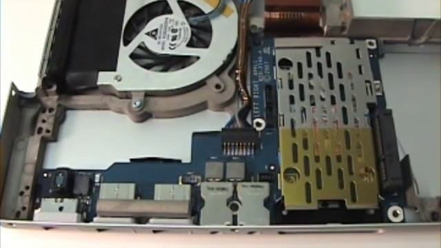 Macbook Pro Repair 17 Inch - Magsafe Board Removal смотреть онлайн
