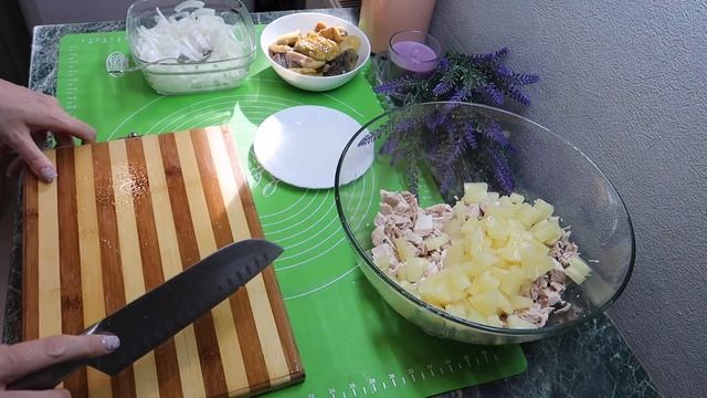 Салат "Дамский каприз" С куриной грудкой и ананасоми. смотреть онлайн