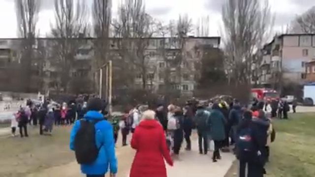 Керчь , школа №2. Дети спокойно заходят в помещение смотреть онлайн