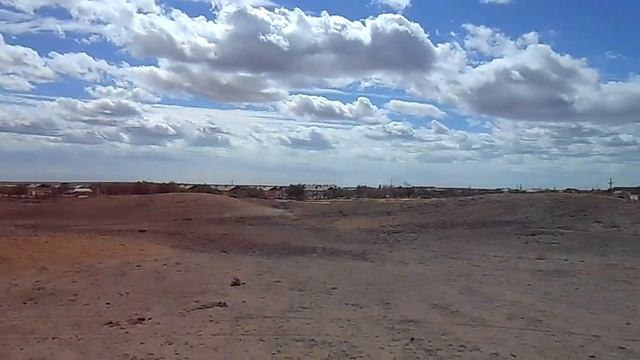 Путь на водокачку Коунрада - лошади пасутся за холмиком смотреть онлайн