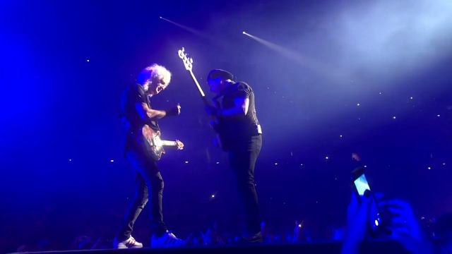 David Bowie’s “Under Pressure” cover by Queen + Adam Lambert смотреть онлайн
